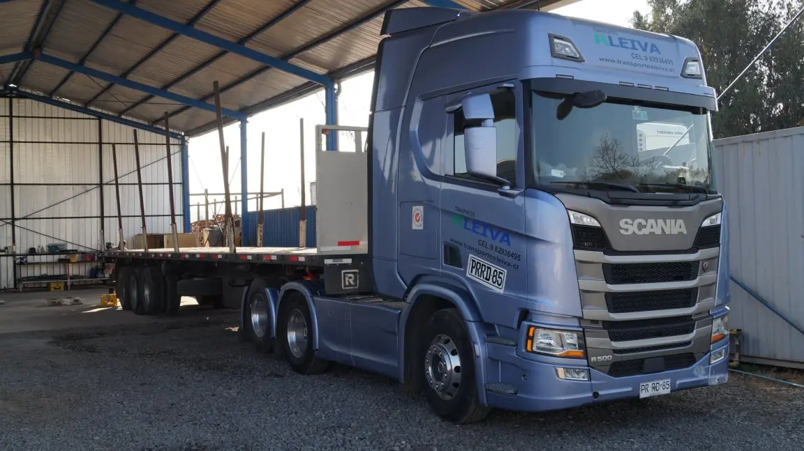 Camión Scania con rampa plana