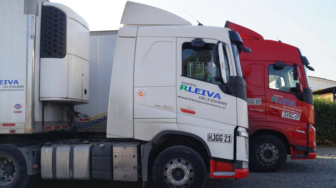 Camiones Volvo FH blanco y rojo de Transportes R. Leiva
