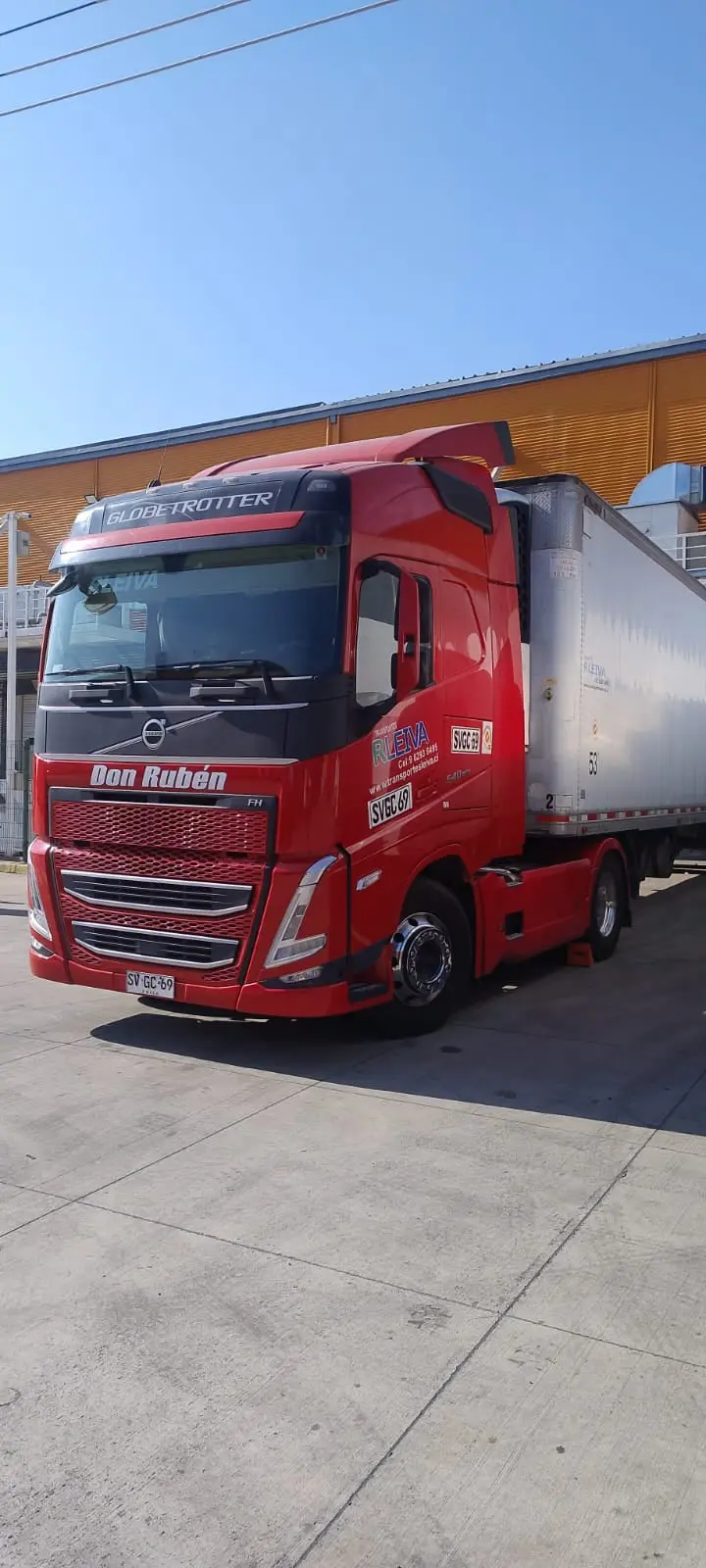 Camión Volvo FH de Transportes R. Leiva con acoplado frigorífico